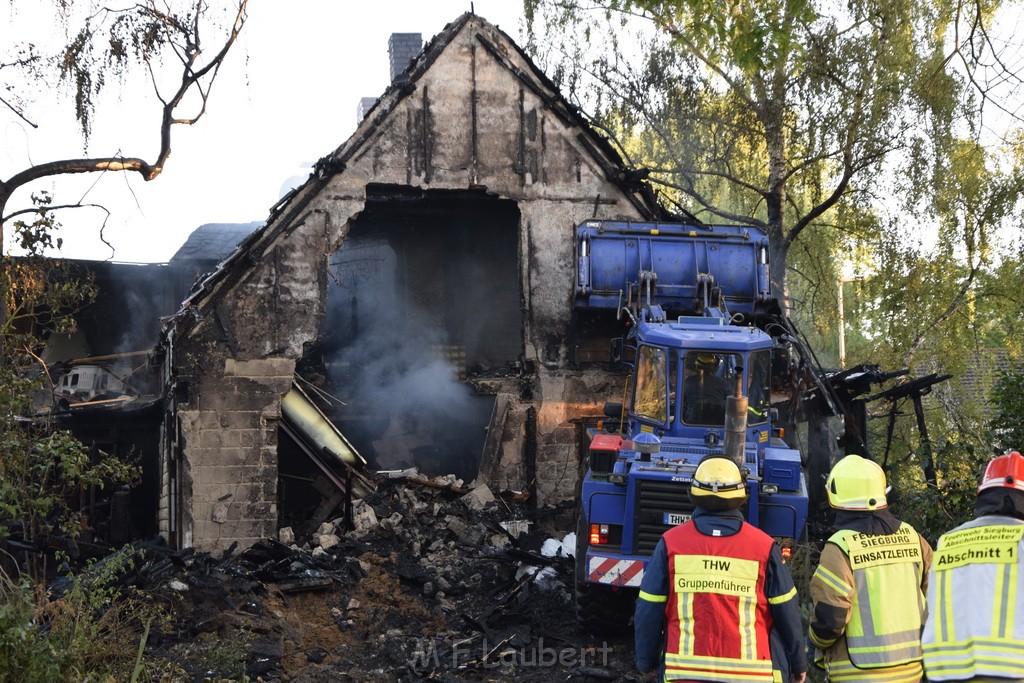 Grossfeuer Einfamilienhaus Siegburg Muehlengrabenstr P0936.JPG - Miklos Laubert